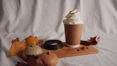 Sonbahar Latte Tarçın. Konforlu Latte hazır. Krem şantili balkabağı aromalı latte ve taze tarçın. Tarçın Kremalı kahveye dökülüyor
