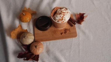 Sonbahar Latte Tarçın. Baharatlı Latte Kahve. Krem şantili balkabağı aromalı latte ve taze tarçın. Düş! Yukarı Aşağı Görünüm