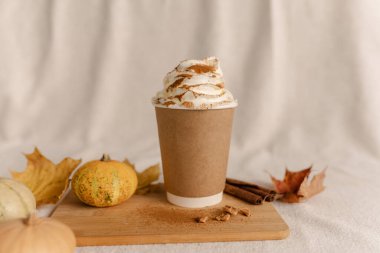 Güz Balkabağı 'nda kahve kupası. Krem şantili balkabağı aromalı latte ve taze tarçın. Sütlü ve tarçınlı kahve. Sonbahar Latte Tarçın