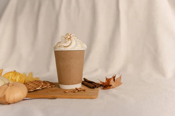 Café Take Away Cup en otoño Pumpkin Set Up. Latte de especias de calabaza con crema batida y canela fresca. Café para acompañar con crema y canela en la parte superior. Otoño Latte Canela —  Fotos de Stock