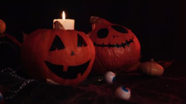 Küçük Balkabakları Ürkütücü Gülümsemeler. Cadılar Bayramı Balkabakları. Masadaki Cadılar Bayramı Dekorasyonları.