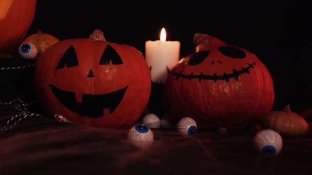 Piccole zucche spaventosi sorrisi spaventati. Halloween Pumpkins Set up. Decorazioni di Halloween in tavola. — Video Stock