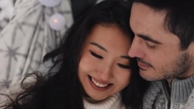 Kış Ormanı Pikniği yapan sevimli bir çift. Doğa pikniği. Arabadaki Aşk Hikayesi. Sevimli Çift