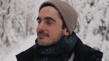 Kış Ormanında Gülümseyen Avrupalı Adam. Karlı Kış Günü. Video Portre. Kameraya Bakılıyor