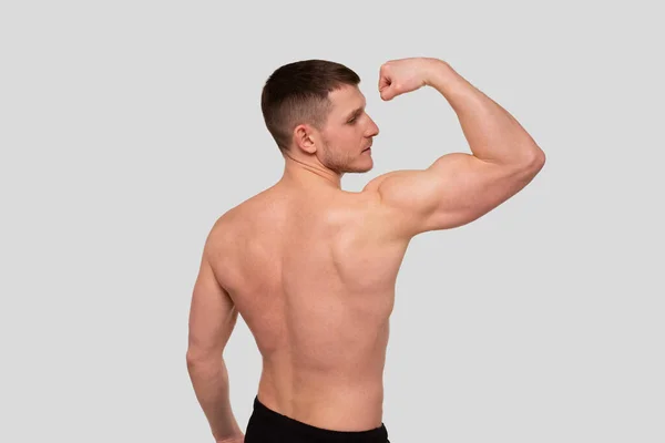 Man toont biceps. Sportman toont spierballen. ABS, Biceps Spieren. Sportman Flexende Spieren. Topless doseerspuit — Stockfoto