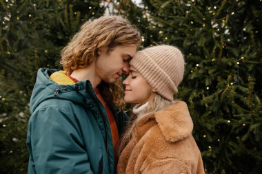 Kış Ormanı Pikniği yapan sevimli bir çift. Doğa pikniği. Aşk Hikayesi Randevusu. Sevimli çift kucaklaşması