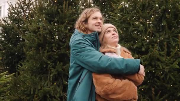 Nettes Paar beim Winterwald-Date. Natur-Picknick. Love Story Date. Schönes Paar umarmt und küsst — Stockvideo