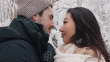 Kış Ormanı Buluşması 'nda tatlı bir çift. Doğa pikniği. Aşk Hikayesi Randevusu. Sevimli çift kucaklaşması. Çift Çevresi Çekimi