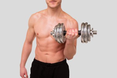 Dumbbell 'la Erkek Üstsüz Pompa Pazıları. Sprotsman Kas Eğitimi Yapıyor. Spor salonu, kaldırma sporu konsepti. Kapat.