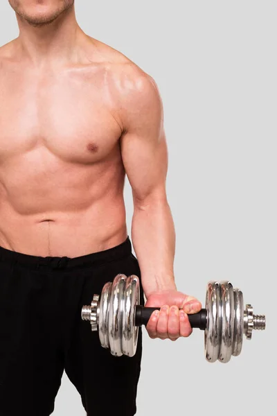 Hombre en topless bombeando bíceps con mancuerna. Sprotsman haciendo entrenamiento en músculos bíceps. Gimnasio, Lifting Sport Concept. Primer plano —  Fotos de Stock