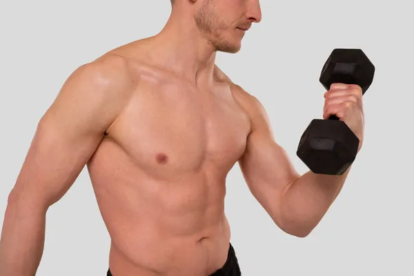 Man topless pumpa biceps med hantel. Sprotsman gör träning på biceps muskler. Gym, Lyft Sport Concept. Närbild — Stockfoto