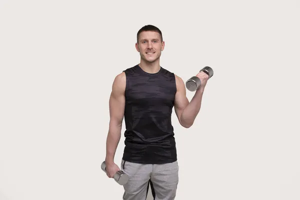 Man pumpar biceps med hantel. Sprotsman gör Traning på biceps muskler. Gym, Lyft Sport Concept. — Stockfoto