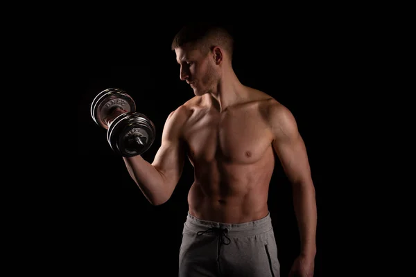 Mann pumpt Bizeps mit Kurzhantel oben ohne. Sprinter beim Traning der Bizeps-Muskeln. Fitnessraum, Hebesportkonzept. — Stockfoto