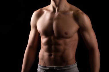 ABS 'yi gösteren adam. Kaslı adam pozu. Güçlü Vücut Kavramı. Üstsüz Sporcu Vücut Geliştirici. Altı Paket