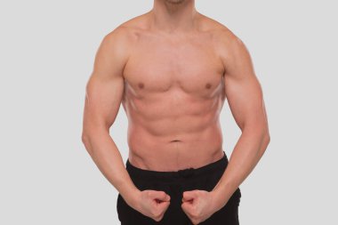 ABS 'yi gösteren adam. Kaslı adam pozu. Güçlü Vücut Kavramı. Üstsüz Spor Adamı Vücut Geliştirici. Altılı Paket Spotsman. Tam Kuvvet