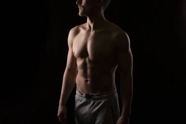 Hombre mostrando ABS. Hombre musculoso posando. Fuerte concepto corporal. Hombre de deporte en topless culturista. Spotsman paquete de seis —  Fotos de Stock