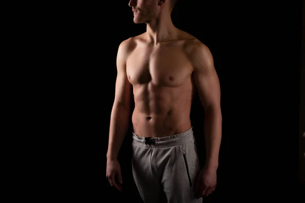 ABS 를 보여 주는 남자. 근육질의 남자가 침을 뱉는다. 몸에 대한 강한 개념. 스포츠 선수 보디빌더. 여섯 명의 짐 탐사대 — 스톡 사진