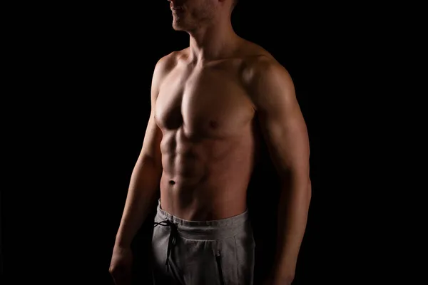 Чоловік, що показує АБС. М'язистий чоловік позує. Сильна концепція тіла. Топлес Спорт людина Бодібілдер. Шість Спотсменів — стокове фото