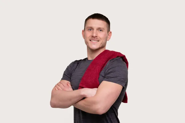 Sport man händer korsas leende med handduk på axeln. Friska liv, Medicinskt skydd, Sport Concept — Stockfoto