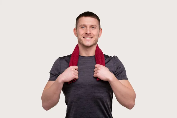Man smider med handduk på halsen isolerad. Sportsman Porträtt med handduk i händerna — Stockfoto