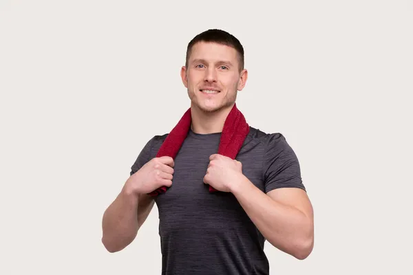 Hombre oliendo con toalla en el cuello aislado. Retrato deportivo con toalla en las manos —  Fotos de Stock