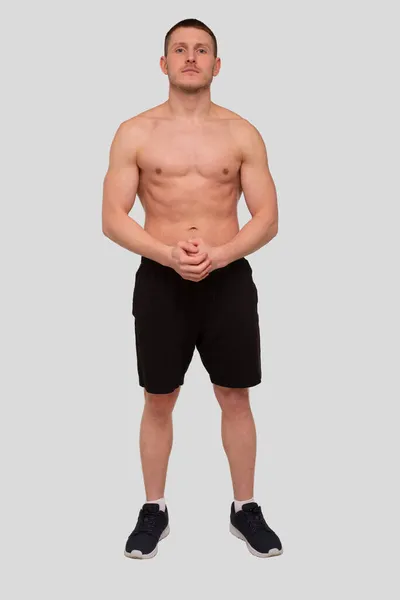Uomo in piedi mostra ABS. Uomo dei muscoli in posa. Forte concetto di corpo. Culturista sportivo in topless. Six Pack Spotsman. Resistenza massima — Foto Stock