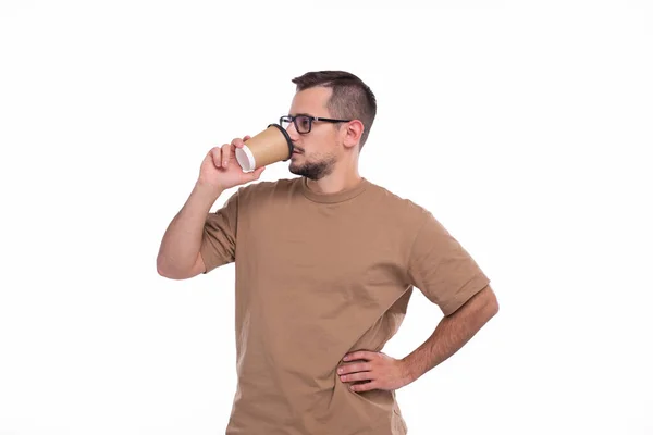 Man dricker kaffe från Take Away Cup. Man med att gå kaffe Cup i händerna. — Stockfoto