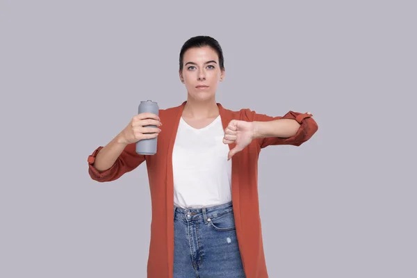 Garota segurando lata de lata mostrando polegar para baixo. Garota com garrafa de cerveja nas mãos. Bebida de álcool pode — Fotografia de Stock
