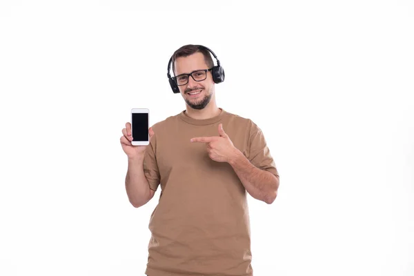 Man Listening to Music from Phone Apontando para ele. homem apontando para tela verde do telefone. Isolados — Fotografia de Stock