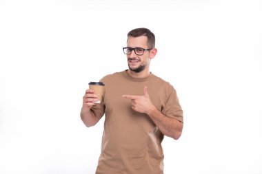 Elinde kahve kupası olan adam onu işaret ediyor. Elinde kahve fincanı olan adam..