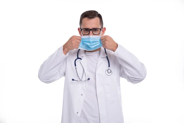 Männlicher Arzt setzt isoliert medizinische Maske auf Mann Doktor Medizinische Arbeitskleidung. Medizinisches Konzept — Stockfoto