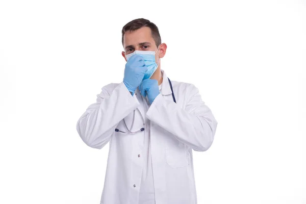 Médico Coloca em Mascara Médica Isolada. Homem Doctor Medical Workwear. Conceito Médico — Fotografia de Stock