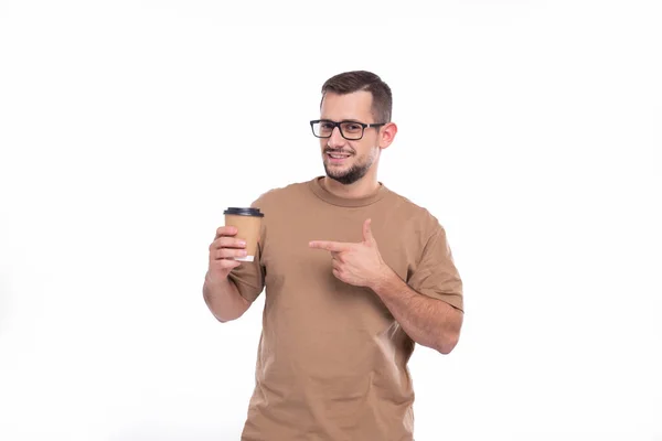 Man som håller kaffe ta bort Cup pekar på det. Man med att gå kaffe Cup i händerna. — Stockfoto