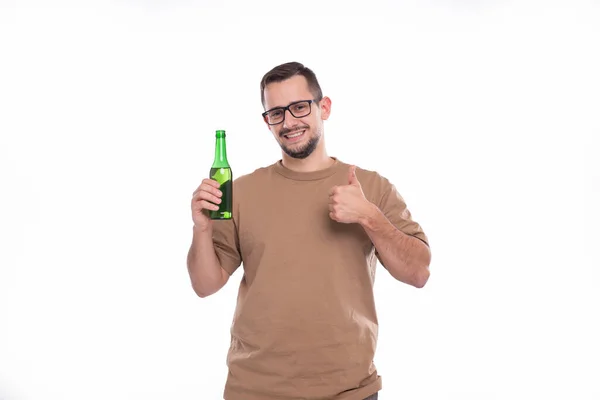 Homem segurando garrafa de cerveja mostrando polegar para cima. Homem com garrafa de cerveja nas mãos. Bebida alcoólica — Fotografia de Stock