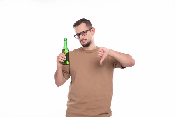 Man Holding Beer Bottle Showing Thumb Down. Man With Beer Bottle in Hands. Alcohol Drink — Stock Photo, Image