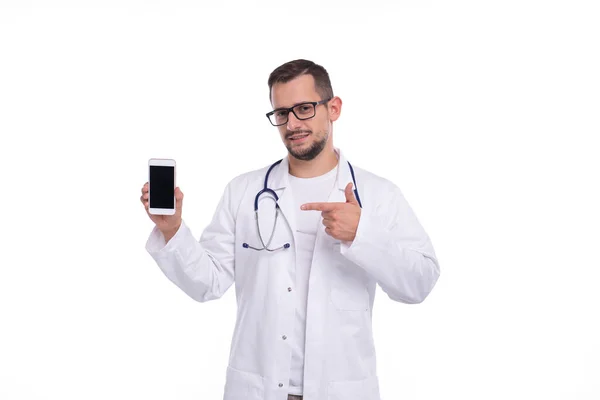 Az orvos telefonra mutat, elszigetelve. Man Doctor Phone kézben — Stock Fotó