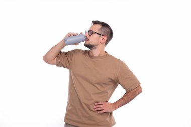 Teneke kutudan içen adam. Ellerinde bira şişesi olan adam. Alkol Kutusu