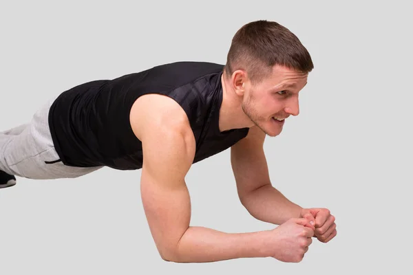 Sport man Staande in Plank op de ellebogen van dichtbij. Sportman Plank Oefening — Stockfoto