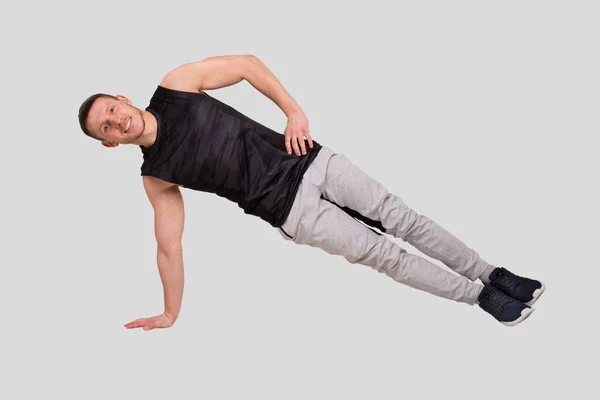 Sport Man, SIdeplank 'ta duruyor. Sporcu Plank Egzersizi — Stok fotoğraf