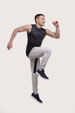 Spor adamı ısınıyor. Antrenman öncesi ısınma. Egzersiz Yapan Adam tecrit edildi. İkincil Isınma