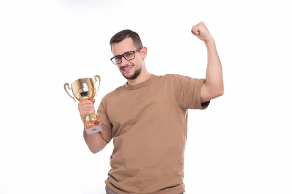 Man Zeer gelukkig en opgewonden, Raising armen, Vieren van een overwinning of Success Holding Trophy. Winnaar Teken. een geïsoleerd met trofee in handen — Stockfoto
