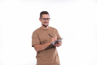 Panoda Yazan Adam Gülümseyen Adam izole edildi. Pano ile çalışan adam. Ticari, Alışveriş, Reklam Konsepti