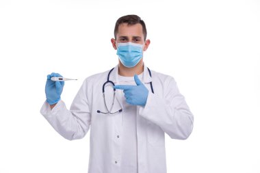 Doktor termometre gösteriyor. Tıbbi maske takıyor ve eldivenler izole edilmiş. Ellerinde termometresi olan adam doktor. Sağlıklı Yaşam, Doktor, Virüs Kavramı