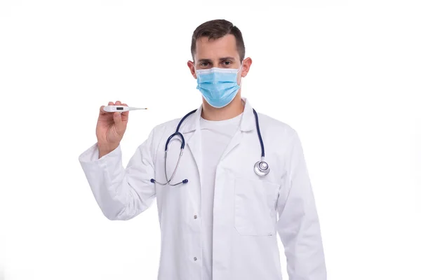 Läkare visar termometer bär medicinsk mask Isolerad. Man doktor med termometer i händerna. Hälsosamt liv, doktor, viruskoncept — Stockfoto