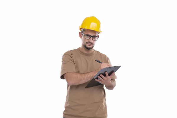 Homem trabalhador da construção escrevendo em área de transferência assistindo em câmera isolada. Homem Construtor Trabalhando com Clipboard. Conceito Commecial, Compras, Anúncio — Fotografia de Stock