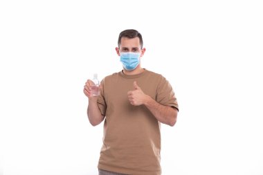 Tıbbi Maske Giyen Adam El Dezenfektanı İzole Edildi