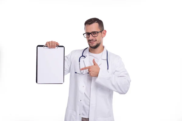 Doctor Man Mostrando Portapapeles en Blanco Señalándolo Aislado. Publicidad, Oficina, Concepto Comercial —  Fotos de Stock