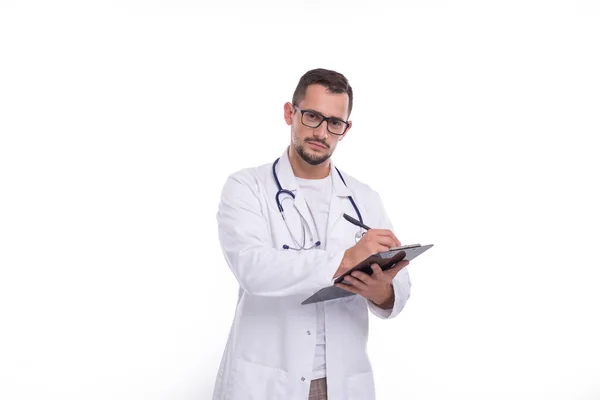 Doctor Man Writing in Klembord geïsoleerd. Dokter werkt met klembord. Commecial, Winkelen, Reclame Concept — Stockfoto