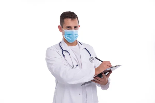 Orvos ember ír az írótáblán orvosi maszkot visel, elszigetelve. Az orvos az írótáblával dolgozik. Commecial, vásárlás, reklám koncepció — Stock Fotó