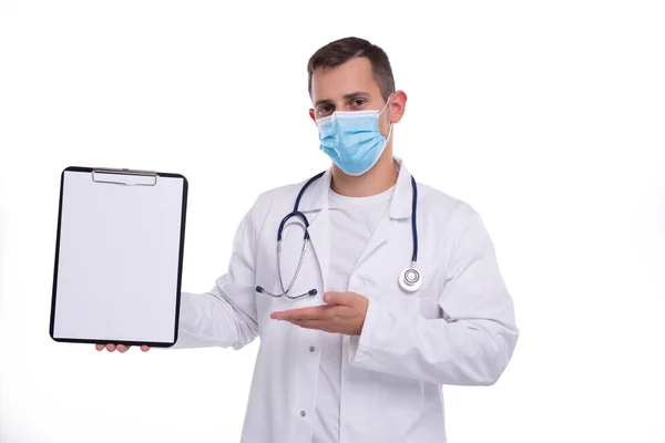 Orvos férfi mutatja üres vágólap mutat rá visel orvosi maszk elszigetelt. Hirdetés, Iroda, Kereskedelmi koncepció — Stock Fotó